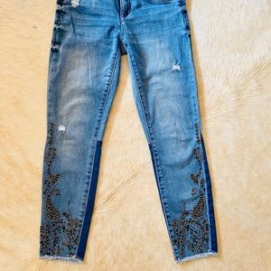 Cute jeans with details on the bottom